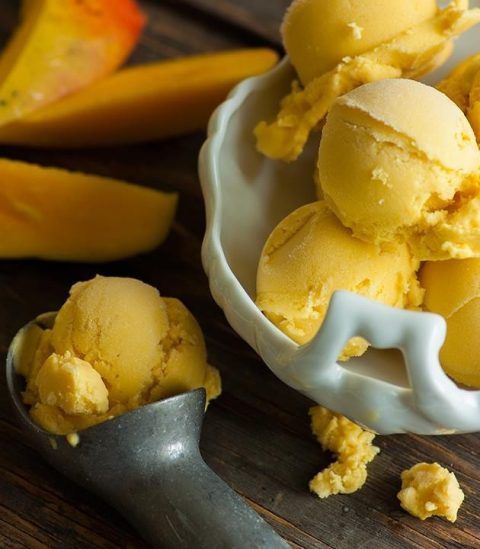 Ambachtelijk geserveerd bolletje fruitige sorbet mango. 
Goût du roi 
ambachtelijk ijs